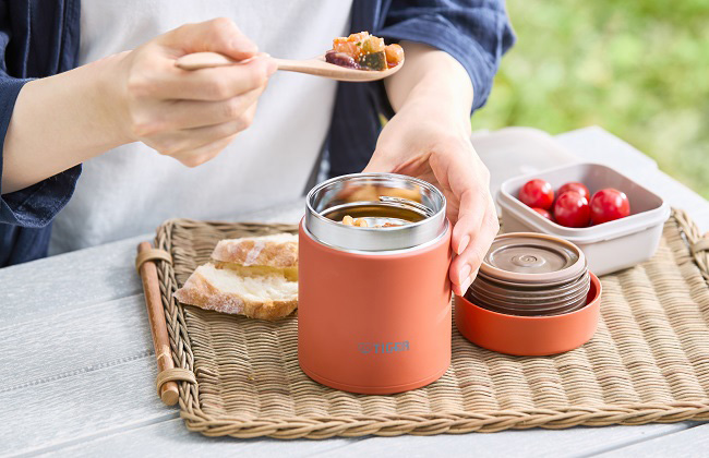 Using a vacuum insulated food jar