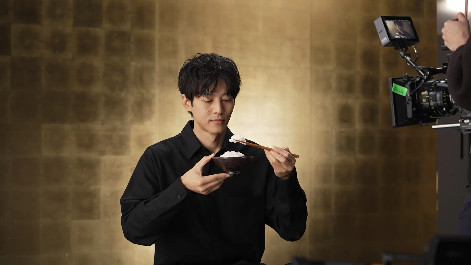 The director had to give instructions on his… unintentional smile? Matsuzaka-san loses to the temptation of rice!?